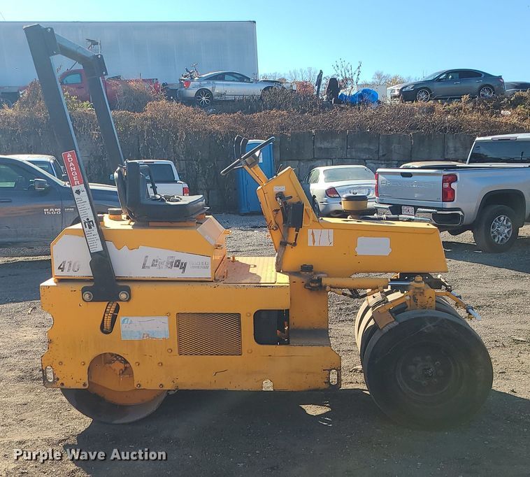 image for item MJ9529 LeeBoy 410  pneumatic roller