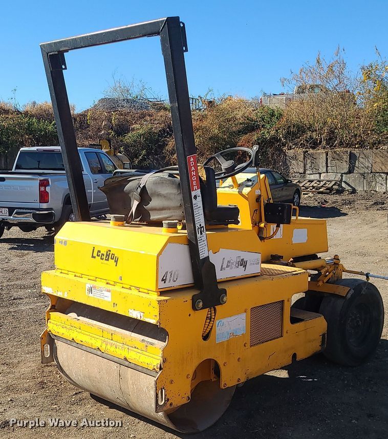 image for item MJ9529 LeeBoy 410  pneumatic roller