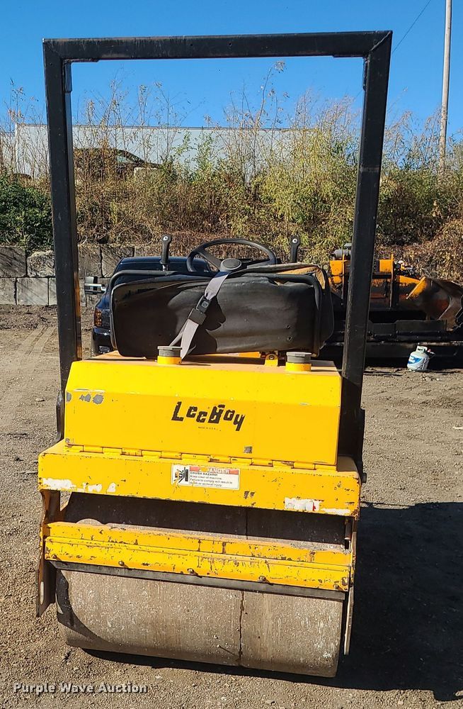 image for item MJ9529 LeeBoy 410  pneumatic roller