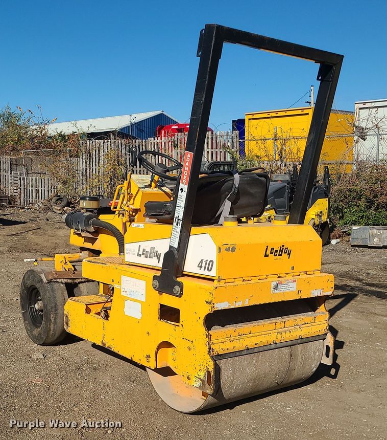 image for item MJ9529 LeeBoy 410  pneumatic roller