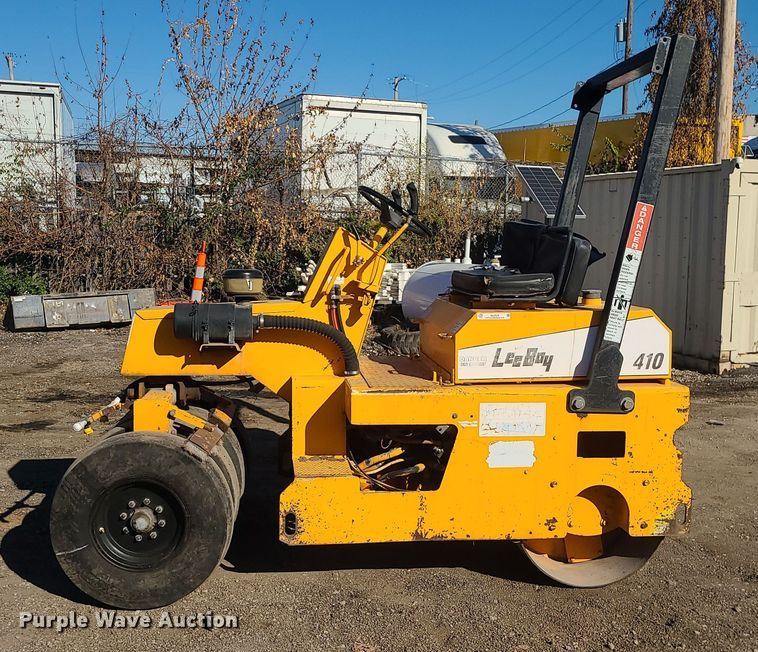 image for item MJ9529 LeeBoy 410  pneumatic roller