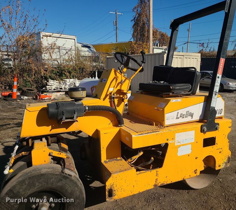 image for item MJ9529 LeeBoy 410  pneumatic roller