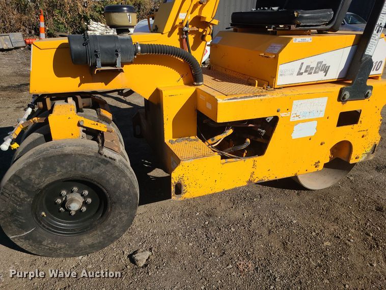 image for item MJ9529 LeeBoy 410  pneumatic roller