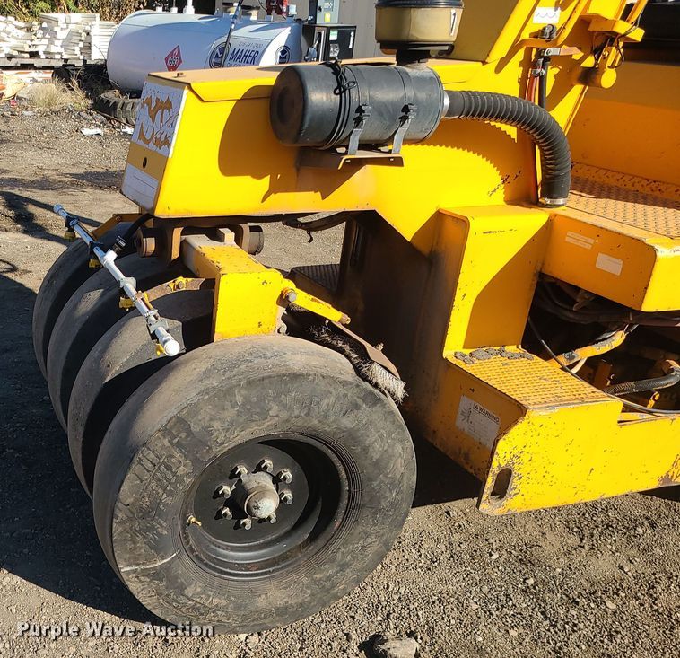 image for item MJ9529 LeeBoy 410  pneumatic roller