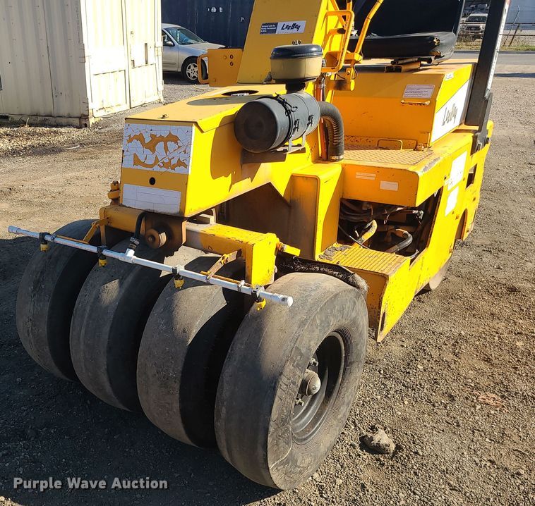 image for item MJ9529 LeeBoy 410  pneumatic roller