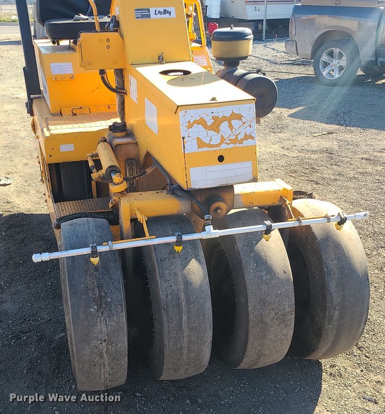 image for item MJ9529 LeeBoy 410  pneumatic roller