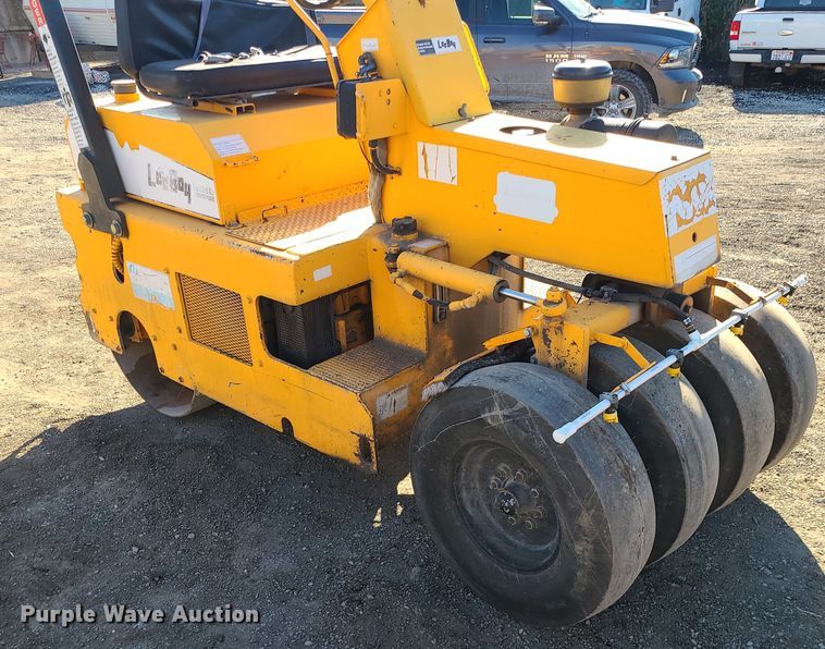 image for item MJ9529 LeeBoy 410  pneumatic roller