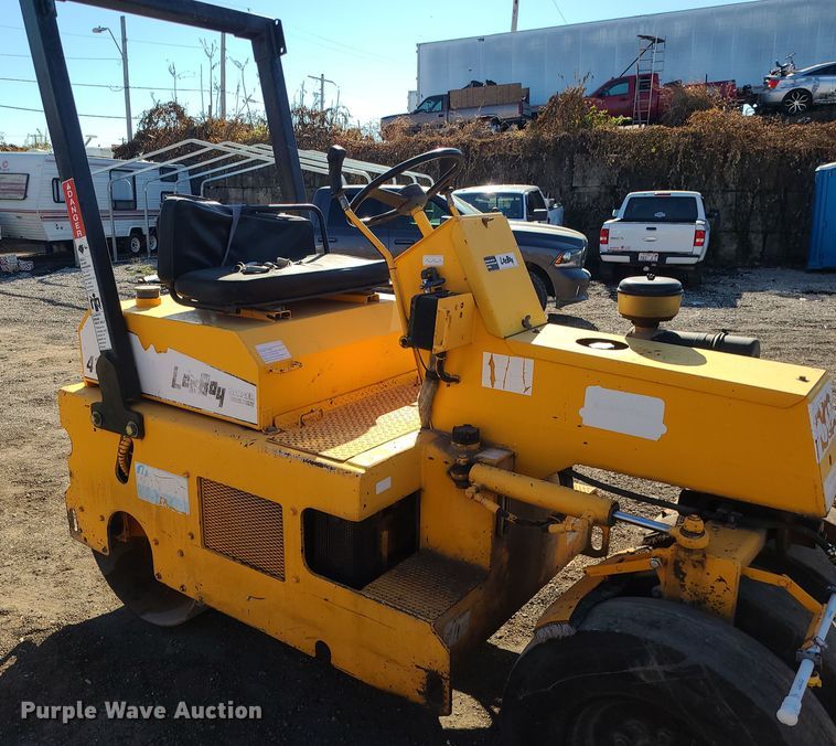 image for item MJ9529 LeeBoy 410  pneumatic roller