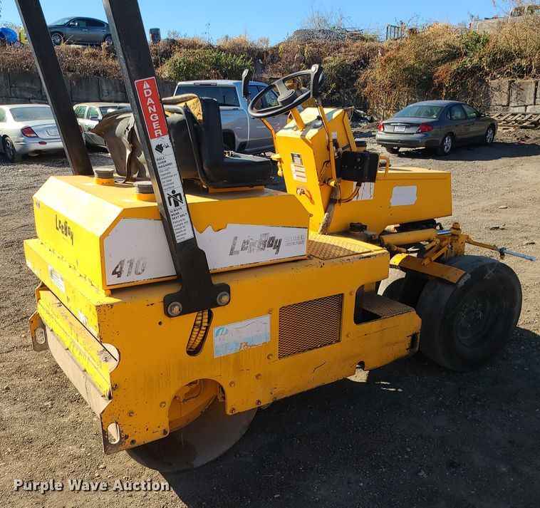 image for item MJ9529 LeeBoy 410  pneumatic roller