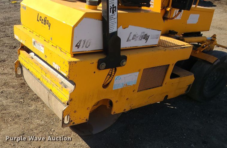 image for item MJ9529 LeeBoy 410  pneumatic roller