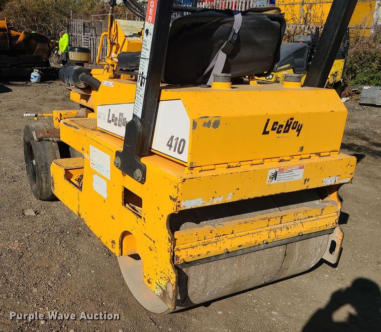 image for item MJ9529 LeeBoy 410  pneumatic roller