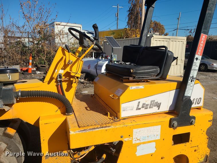 image for item MJ9529 LeeBoy 410  pneumatic roller