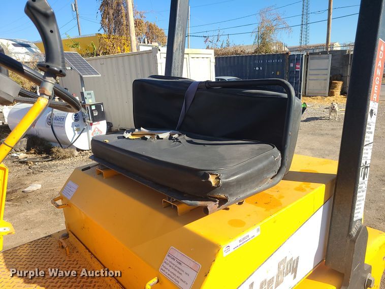 image for item MJ9529 LeeBoy 410  pneumatic roller