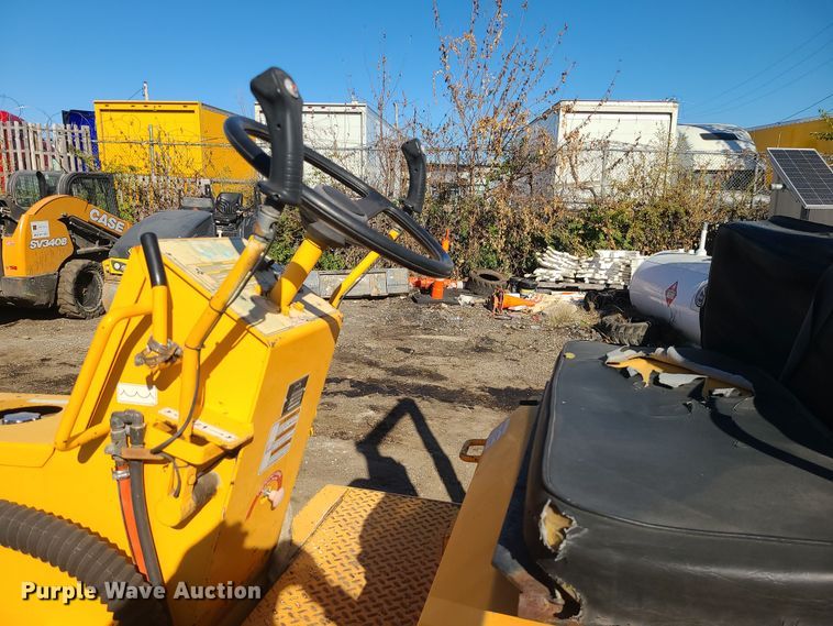 image for item MJ9529 LeeBoy 410  pneumatic roller