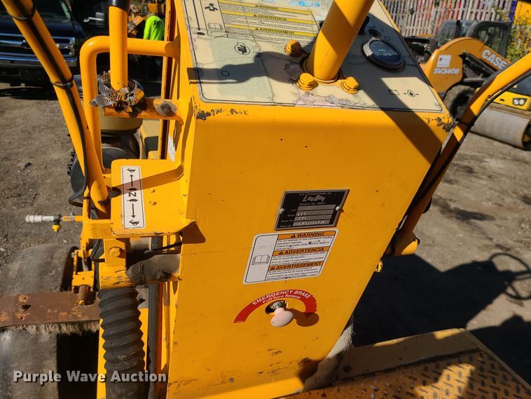 image for item MJ9529 LeeBoy 410  pneumatic roller