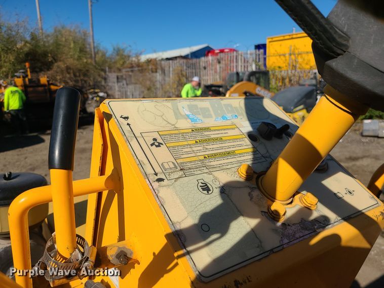 image for item MJ9529 LeeBoy 410  pneumatic roller