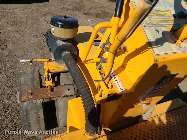 image for item MJ9529 LeeBoy 410  pneumatic roller