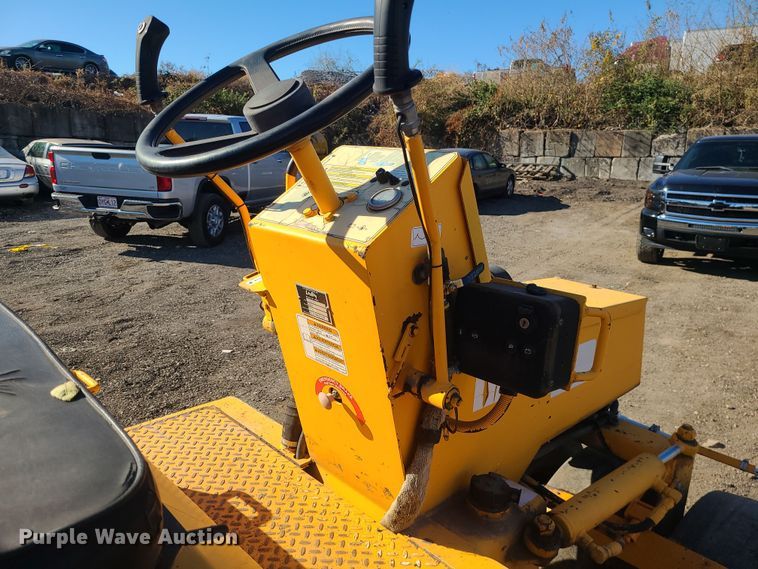 image for item MJ9529 LeeBoy 410  pneumatic roller