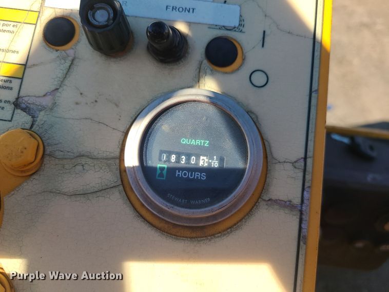 image for item MJ9529 LeeBoy 410  pneumatic roller