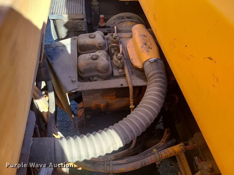 image for item MJ9529 LeeBoy 410  pneumatic roller