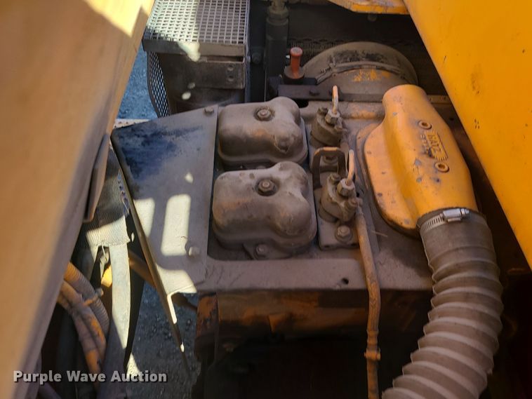 image for item MJ9529 LeeBoy 410  pneumatic roller