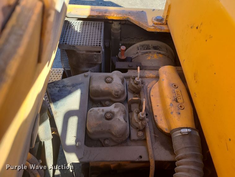 image for item MJ9529 LeeBoy 410  pneumatic roller