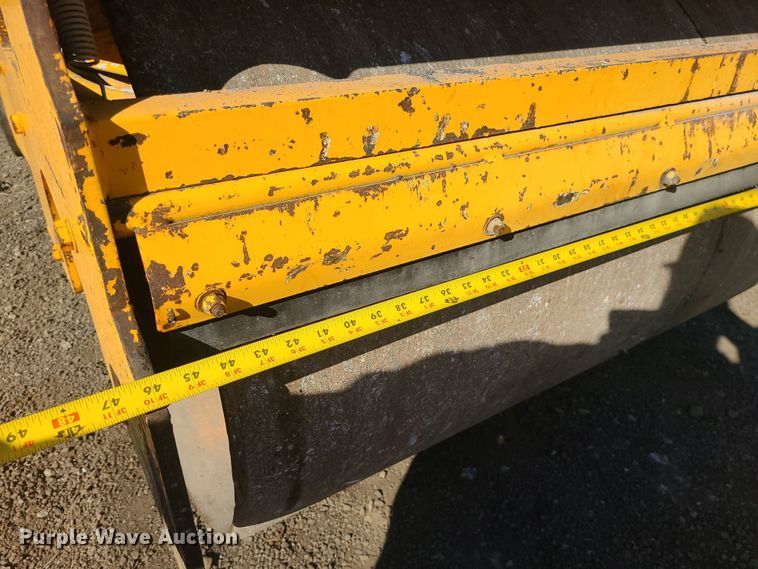 image for item MJ9529 LeeBoy 410  pneumatic roller