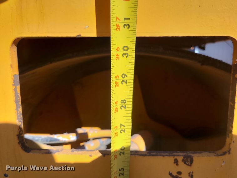 image for item MJ9529 LeeBoy 410  pneumatic roller