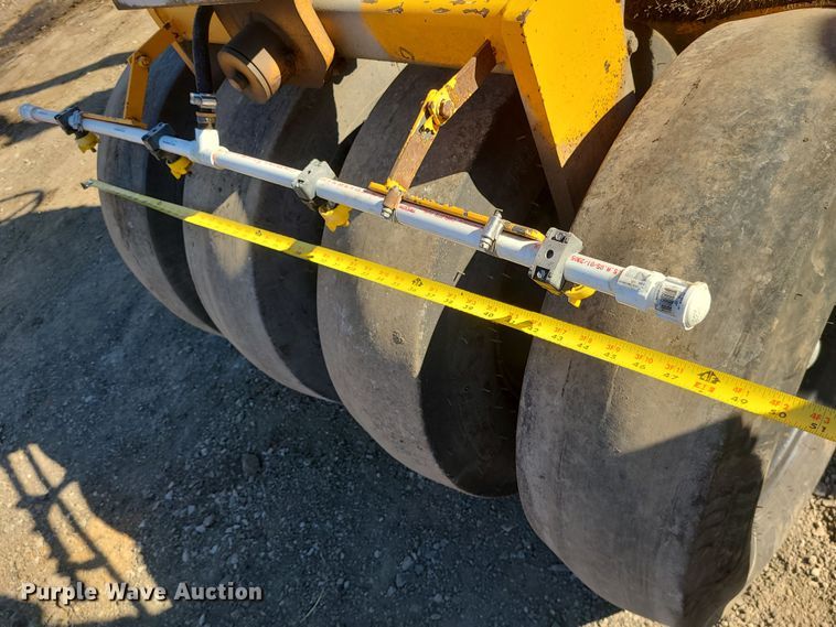 image for item MJ9529 LeeBoy 410  pneumatic roller