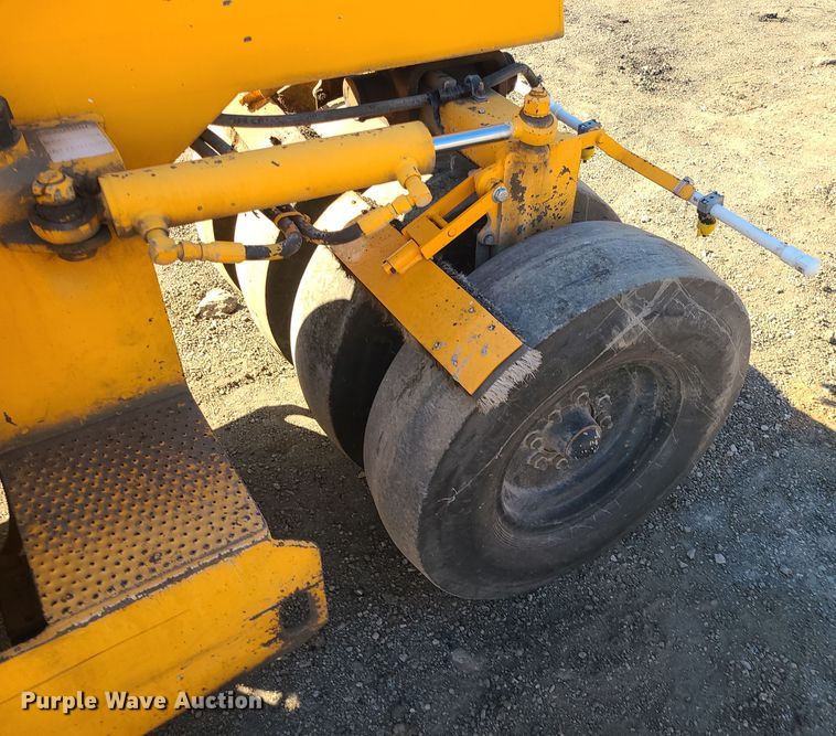 image for item MJ9529 LeeBoy 410  pneumatic roller