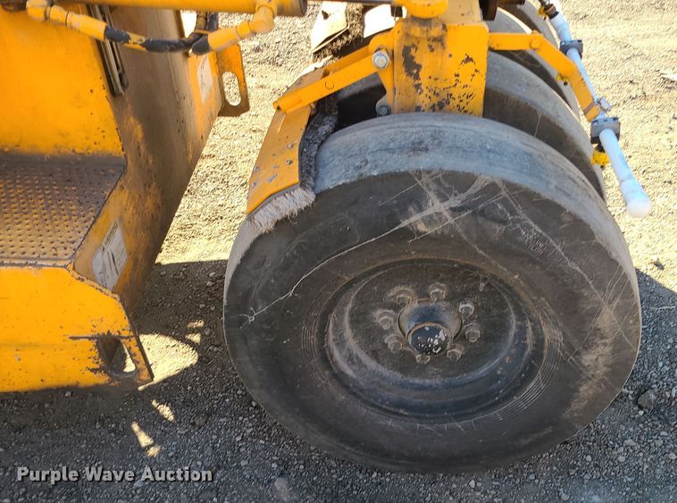 image for item MJ9529 LeeBoy 410  pneumatic roller