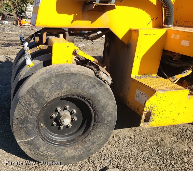 image for item MJ9529 LeeBoy 410  pneumatic roller