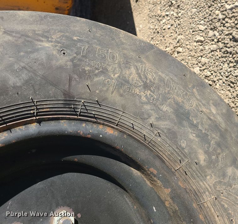 image for item MJ9529 LeeBoy 410  pneumatic roller