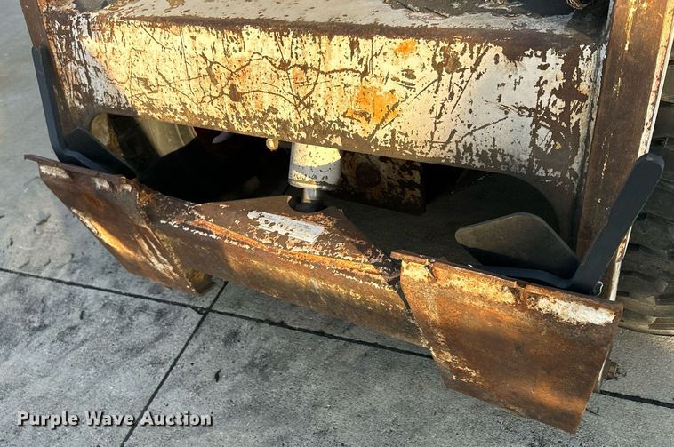 image for item MO9080 1981 Bobcat 642  skid steer loader