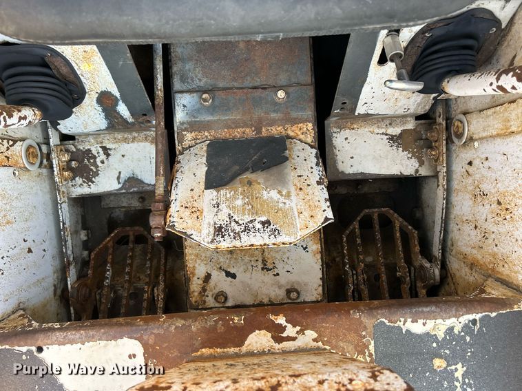 image for item MO9080 1981 Bobcat 642  skid steer loader