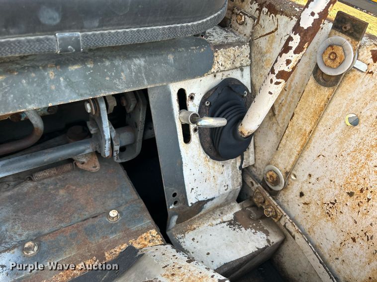 image for item MO9080 1981 Bobcat 642  skid steer loader