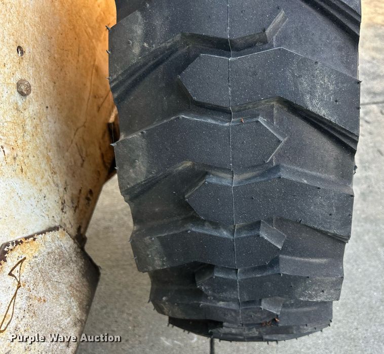 image for item MO9080 1981 Bobcat 642  skid steer loader