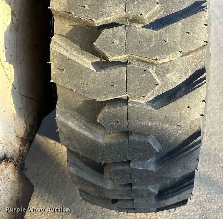 image for item MO9080 1981 Bobcat 642  skid steer loader