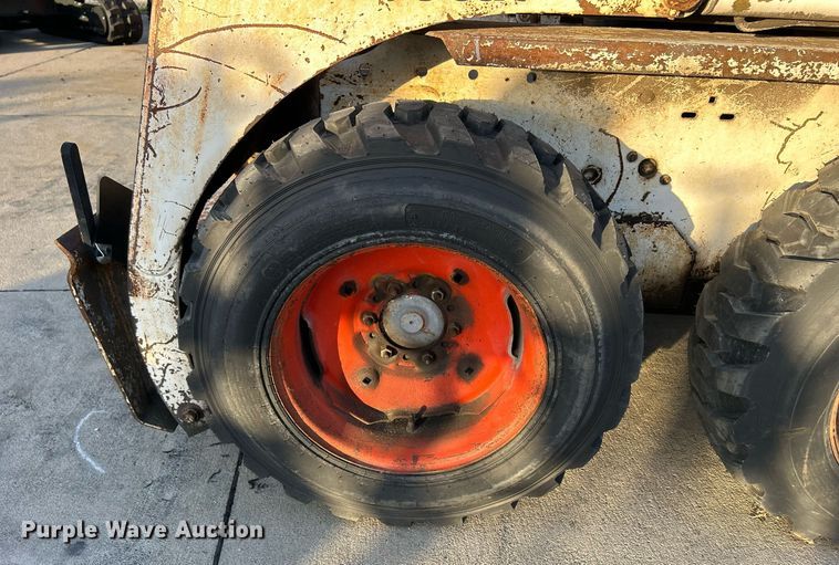 image for item MO9080 1981 Bobcat 642  skid steer loader