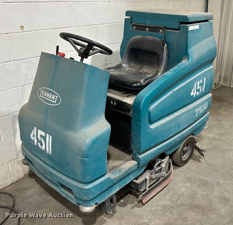 image for item MO9081 Tennant 7100  floor scrubber
