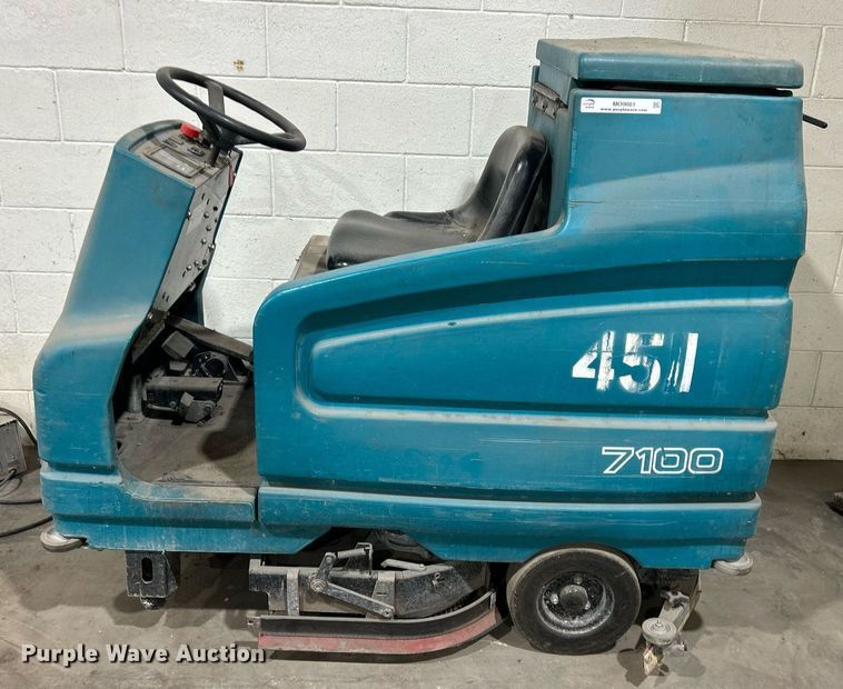 image for item MO9081 Tennant 7100  floor scrubber