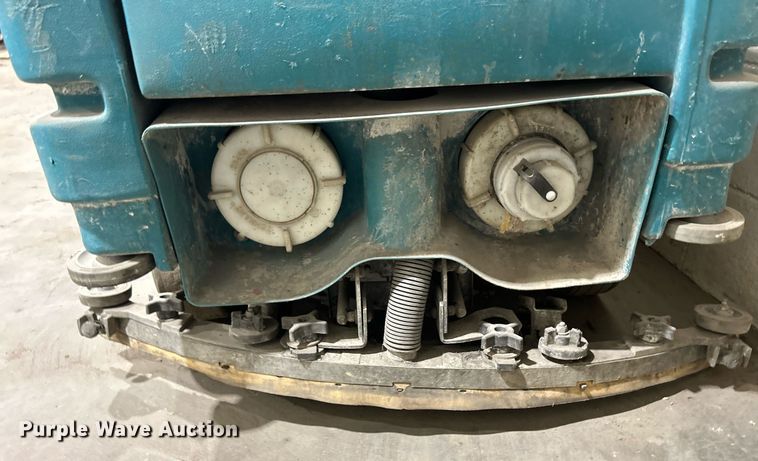 image for item MO9081 Tennant 7100  floor scrubber