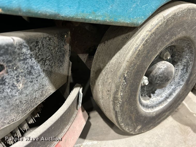 image for item MO9081 Tennant 7100  floor scrubber