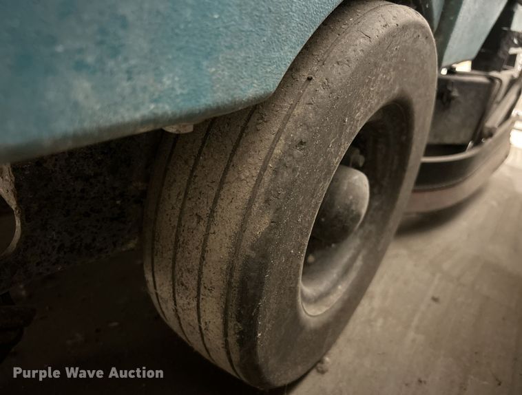 image for item MO9081 Tennant 7100  floor scrubber