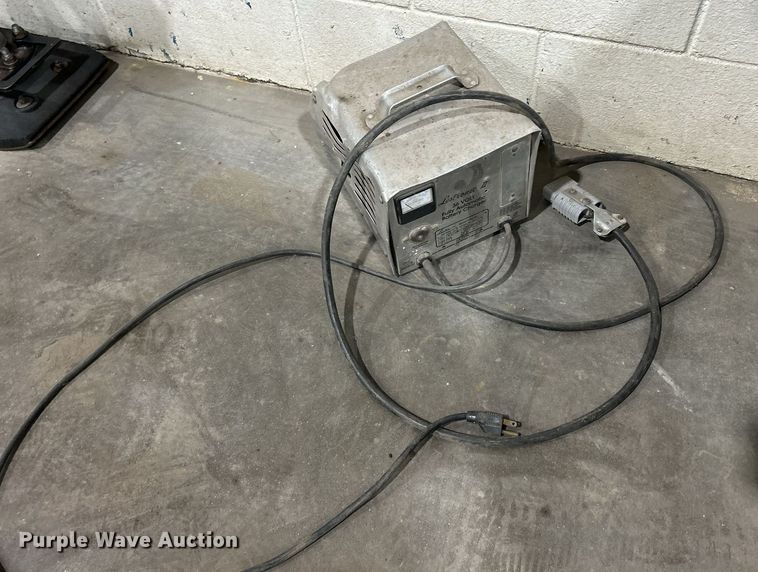 image for item MO9081 Tennant 7100  floor scrubber