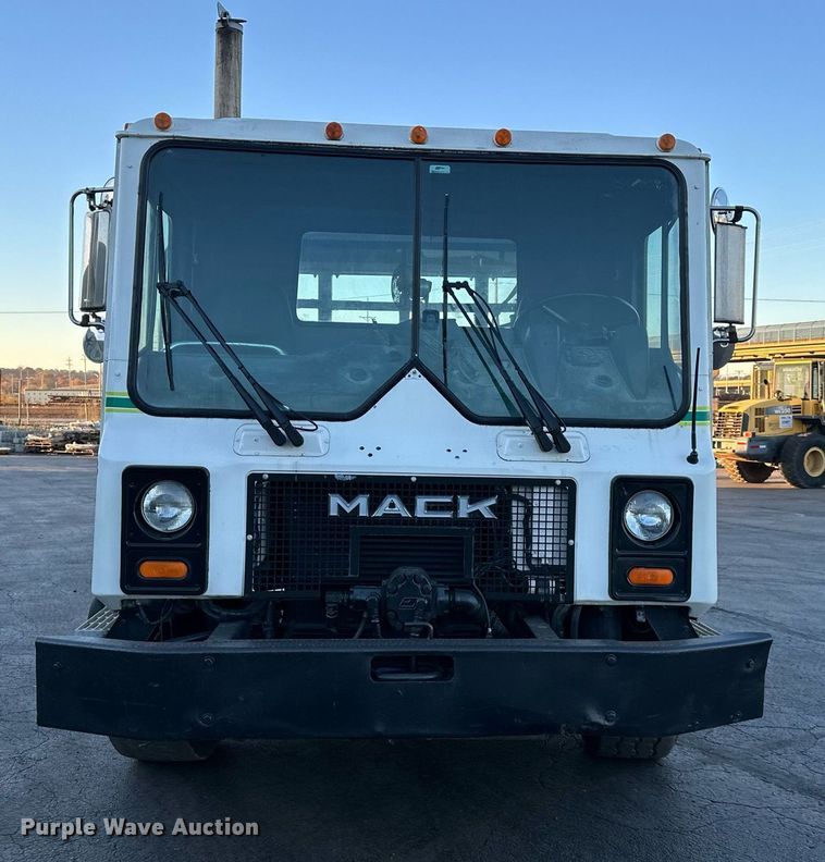 image for item NL9134 1996 Mack MR688S  roll-off container truck