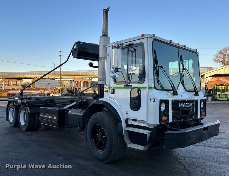 image for item NL9134 1996 Mack MR688S  roll-off container truck