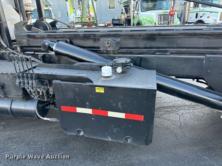 image for item NL9134 1996 Mack MR688S  roll-off container truck