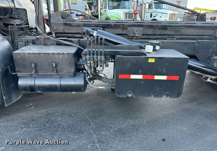 image for item NL9134 1996 Mack MR688S  roll-off container truck