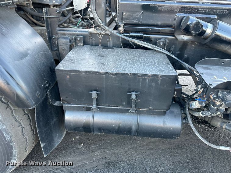 image for item NL9134 1996 Mack MR688S  roll-off container truck